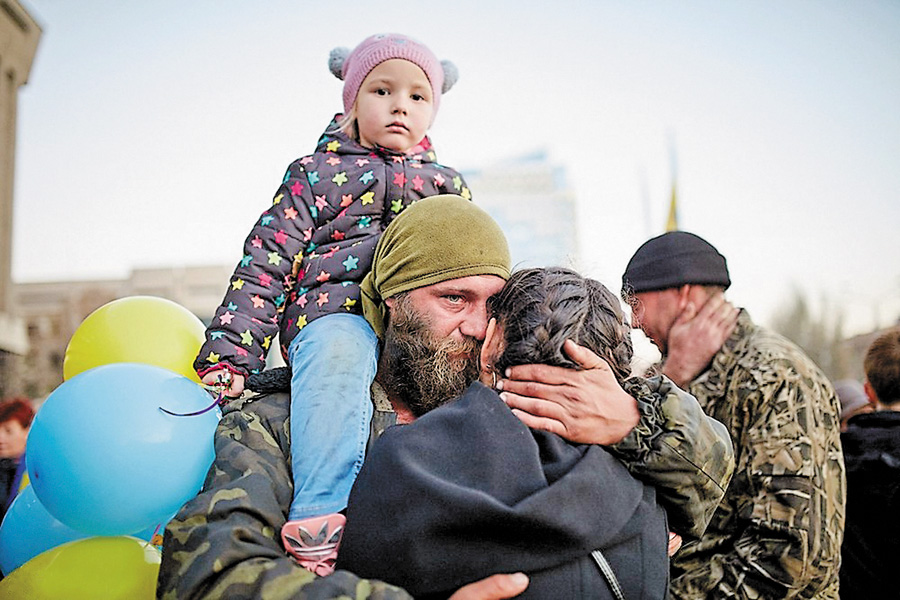 Яке це щастя — пригорнути сім’ю після стількох днів у воєнному пеклі. Фото Антона ФІЛОНЕНКА